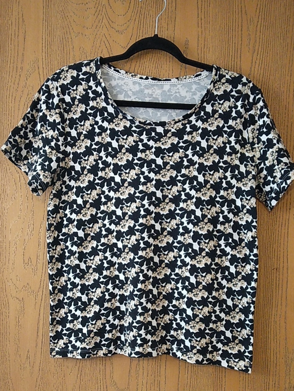Women's Black White Tan Floral Short Sleeve Top